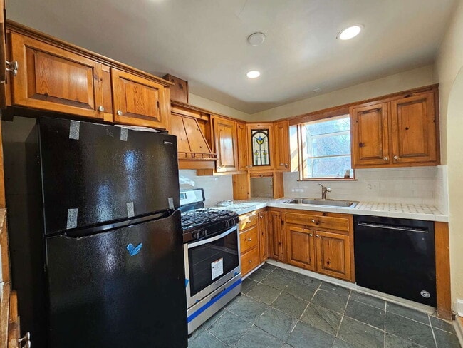 Building Photo - 1401 Roslyn St