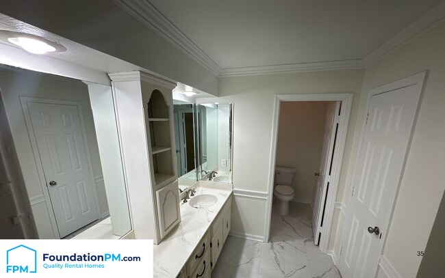 Building Photo - 7939 Dovie Ln