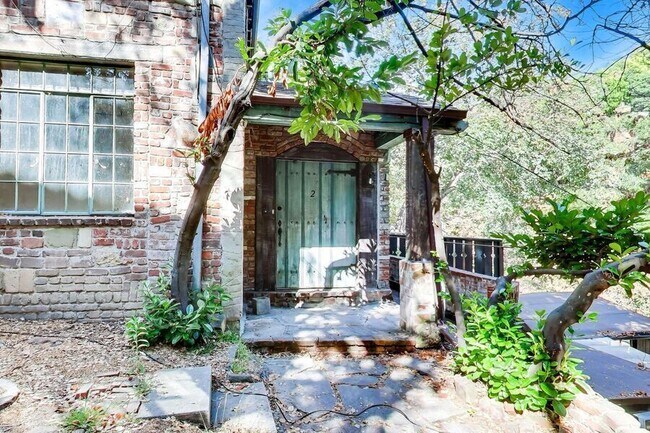 Building Photo - 7361 Claremont Ave