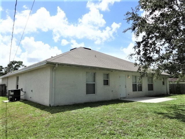 Building Photo - 1147 SE Preston Ln