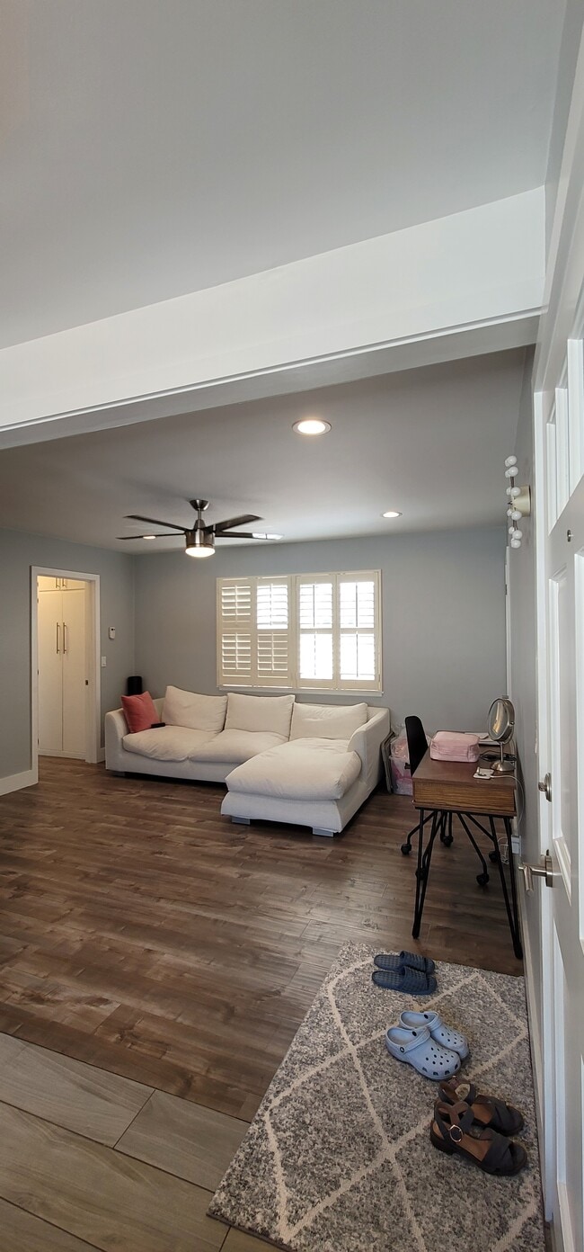 Living rm - 2604 Graham Ave