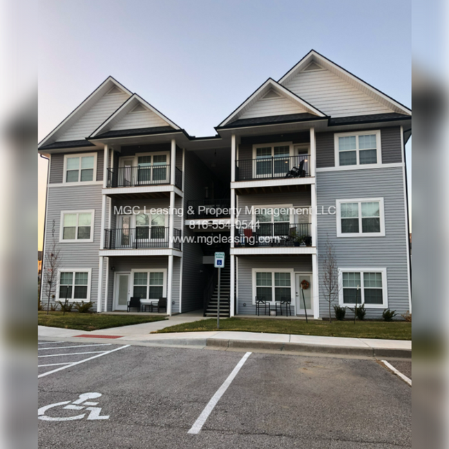 Building Photo - First Floor HCA Apartment with Extra-Large Primary Bath - Enjoy a $500 rent credit when you lease...