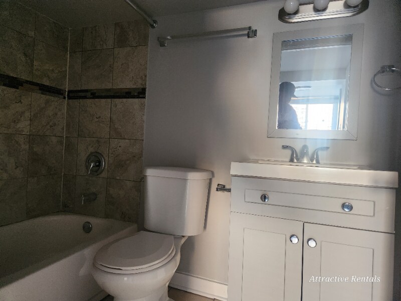 Building Photo - 7321 S Kenwood Ave