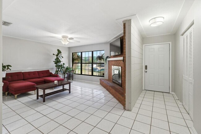 Building Photo - 1411 Crest Dr
