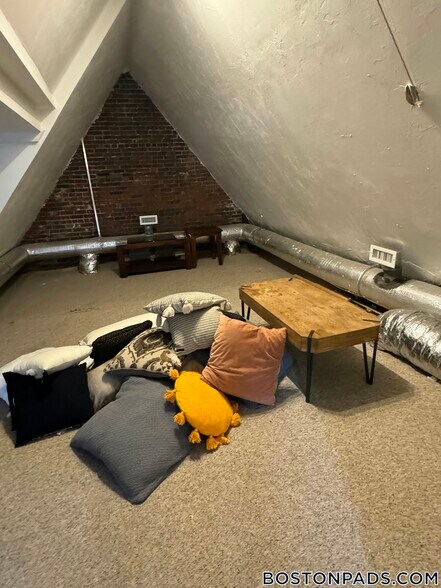 Building Photo - 1798 Beacon St