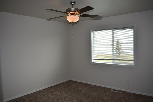 Building Photo - 3 Bed 3 Bath Twin Home