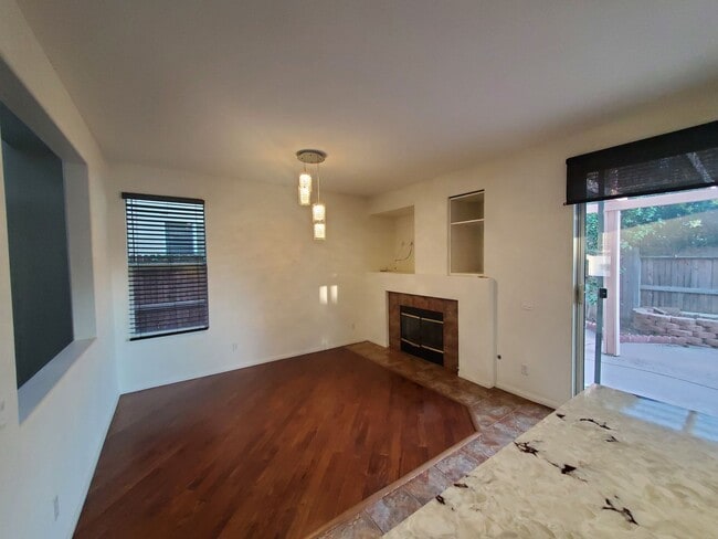 Building Photo - Wonderful 3 Bedroom 2.5 Bath Home in the h...