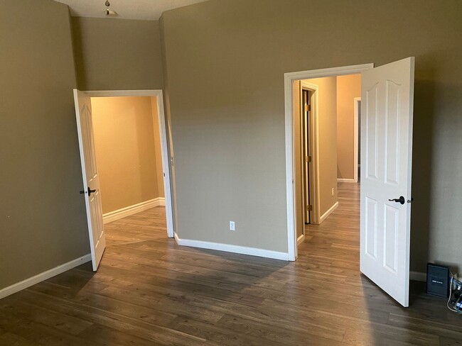 Building Photo - 3 Bedroom 2 bathroom with a bonus room and Solar in NW Visalia!