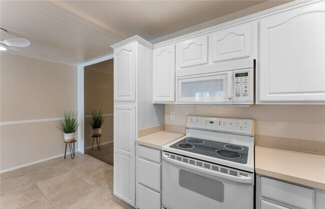 Building Photo - 21372 Brookhurst St