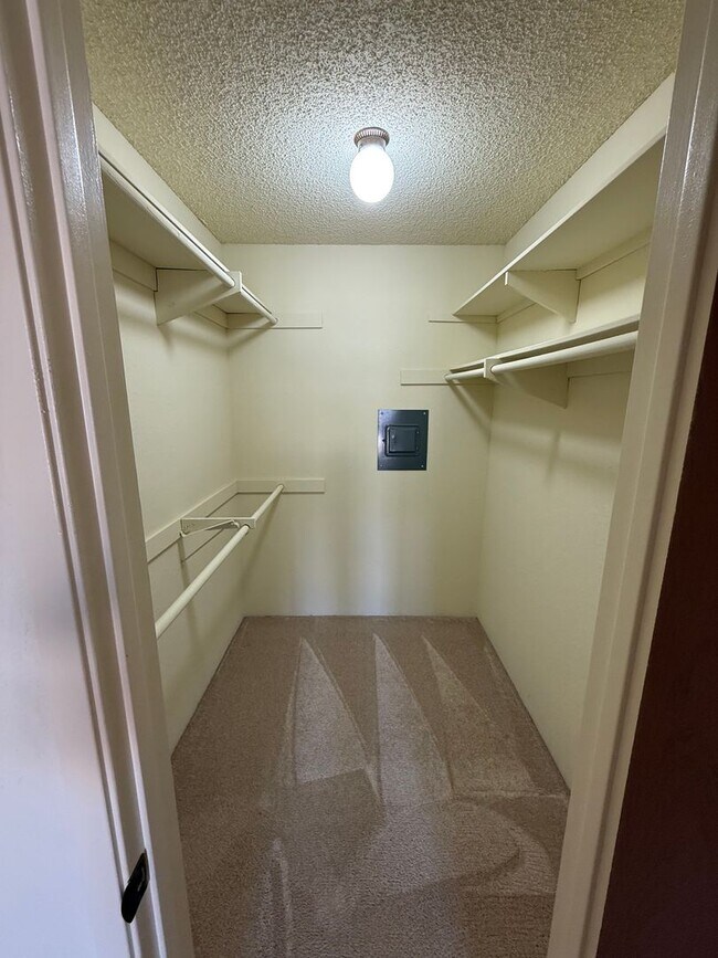 Building Photo - Spacious 1 Bedroom, 1 Bath Condo with Vaul...