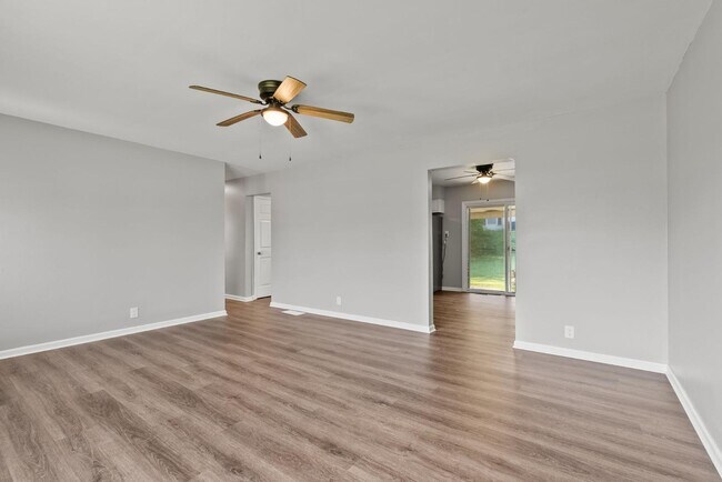 Building Photo - 610 Greenbriar Dr