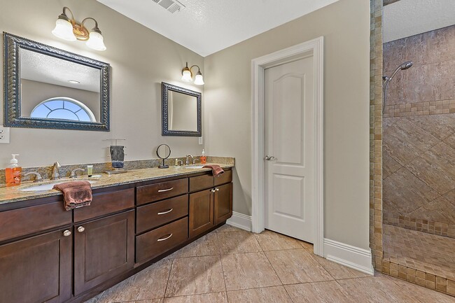 Building Photo - Incredible Home A Block off of Biloxi Beach!