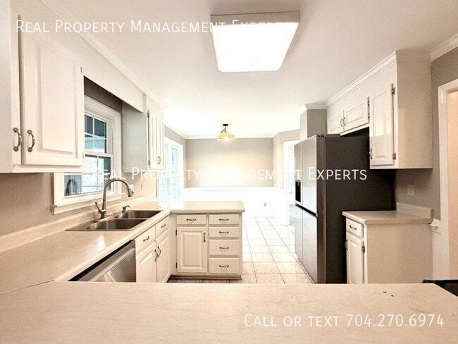 Building Photo - 9315 Pebble Creek Way