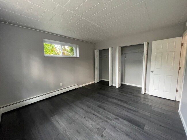 Building Photo - Updated 1 Bedroom in Bellevue with Off Str...