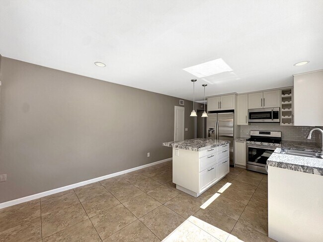 Building Photo - Beautiful 4B 2BA Home w/ AC, W/D, & Solar Panels!