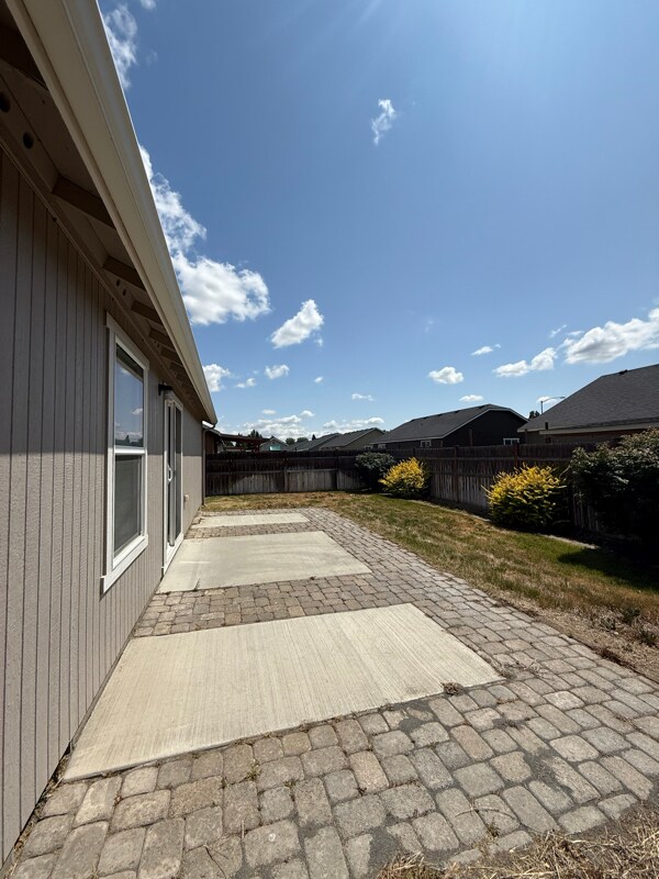 Building Photo - 1353 E Raymond Dr