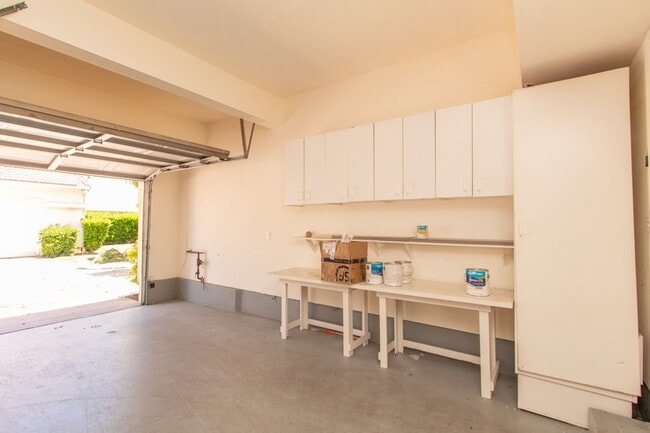 Building Photo - Spacious 3 Bed/2.5 Bath in Desirable UTC La Jolla Community of Toscana