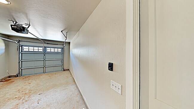 Building Photo - 2 Bedroom 2 Bathroom 1 Car Garage Duplex w...