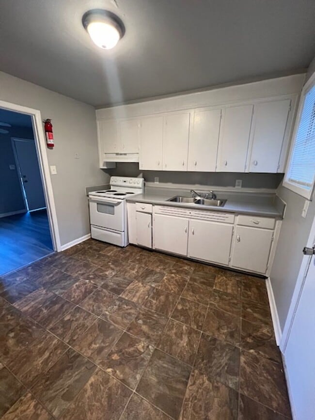 Building Photo - 504 Maplewood Dr
