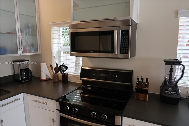 Building Photo - 929 Michigan Ave