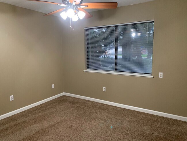 Building Photo - NW Bakersfield home with a pool!
