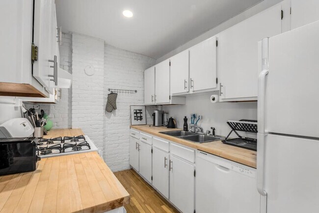 Building Photo - 508 Broadway-SI ID1035013P