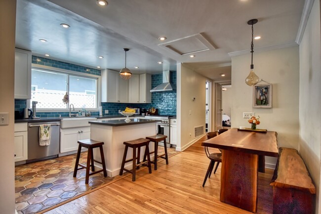 Building Photo - Beautiful 3 BD, 2 BA Home in Bird Rock fea...