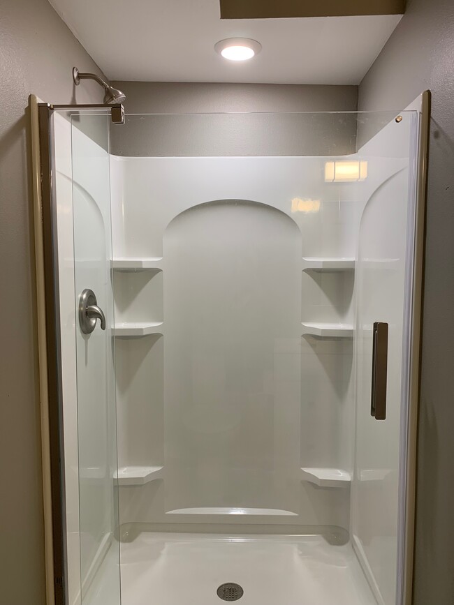 Shower - 400 E Twin Springs St