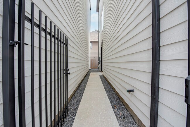 Building Photo - 861 Fisher St