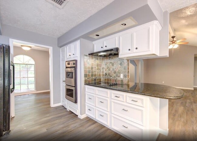 Building Photo - 10727 Sagewillow Ln