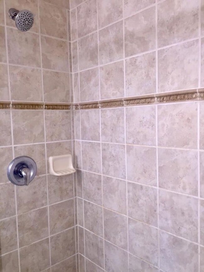Building Photo - OVIEDO/UCF RENTAL-Fresh paint! Inviting 2 story 3 bd 2.5 bath townhouse located in Hawthorne Glen...