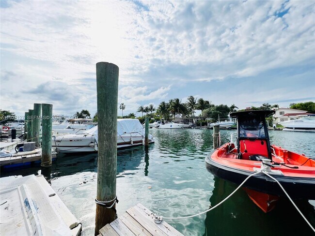 Building Photo - 2033 Calais Dr