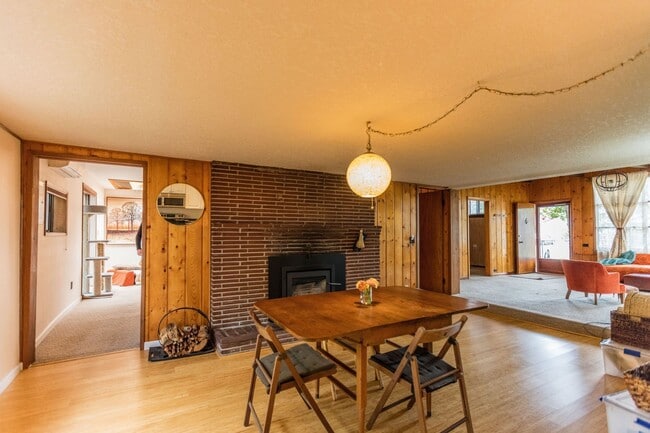 Building Photo - 2 bed/2 bath house in Oak Grove/Milwaukie- Available Now !