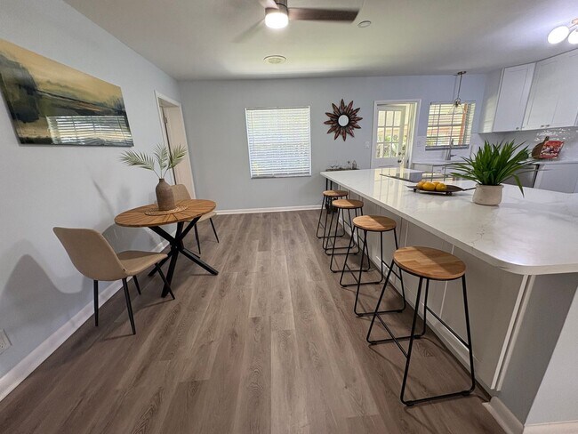 Building Photo - 2510 Lake Ellen Dr