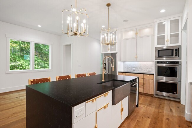 Building Photo - Modern 5-bedroom, 5-bathroom home in Durham