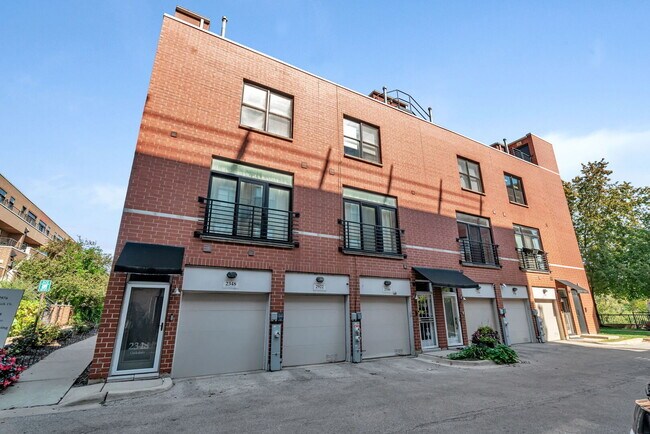 Building Photo - 2920 N River Walk Dr