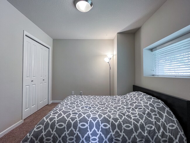 Building Photo - Great 3 Bedroom 2.5 Bathroom Townhouse End Unit!  2 Car Garage  + Washer & Dryer! Near Nike, Inte...