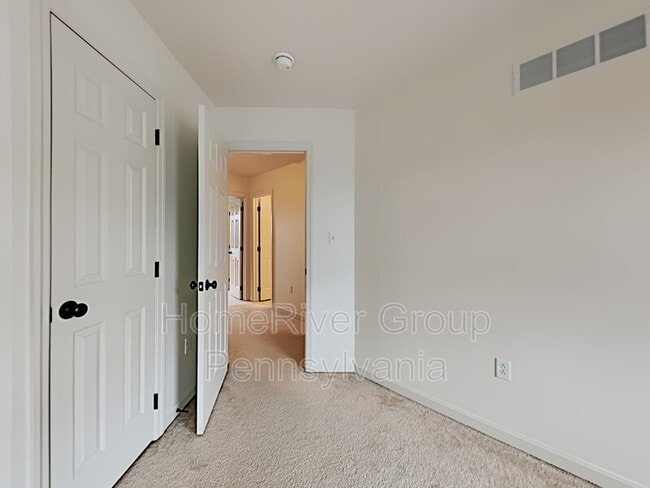 Building Photo - 114 Castle View Dr