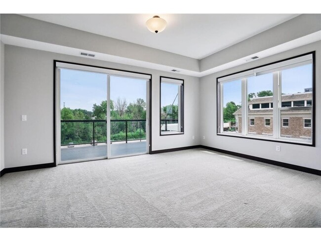 Building Photo - 253 Lake St E