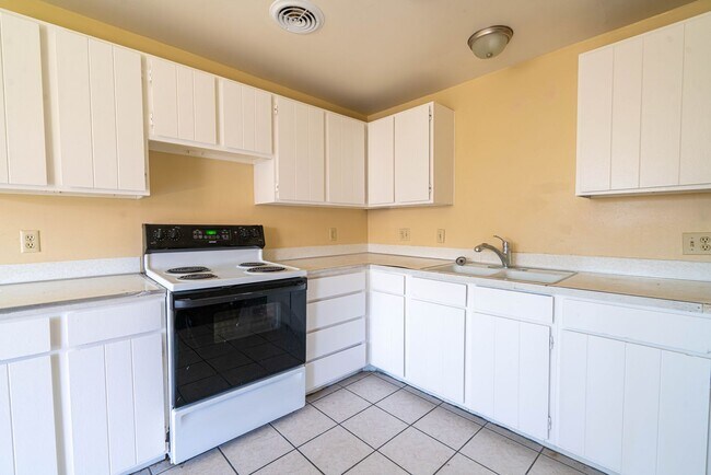 Building Photo - Sunny & Inviting Apartment with Clean Finishes in Great Location