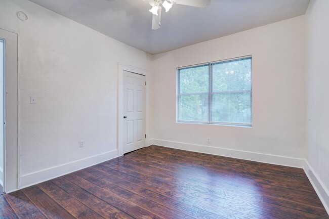 Building Photo - 1328 NE 8th St