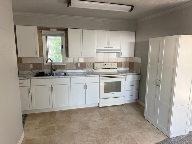 Building Photo - Charming 2 Bed, 1 Bath Home – Month-to-Mon...