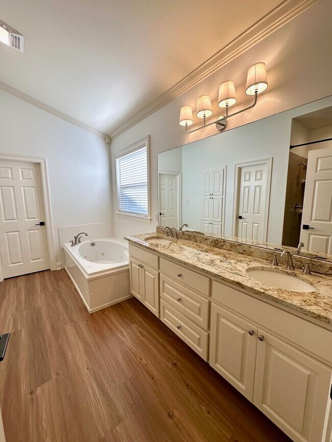 Building Photo - 10723 Hillbrook Ave