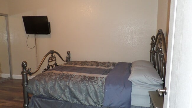 Building Photo - VACATION RENTAL - Condo on the River