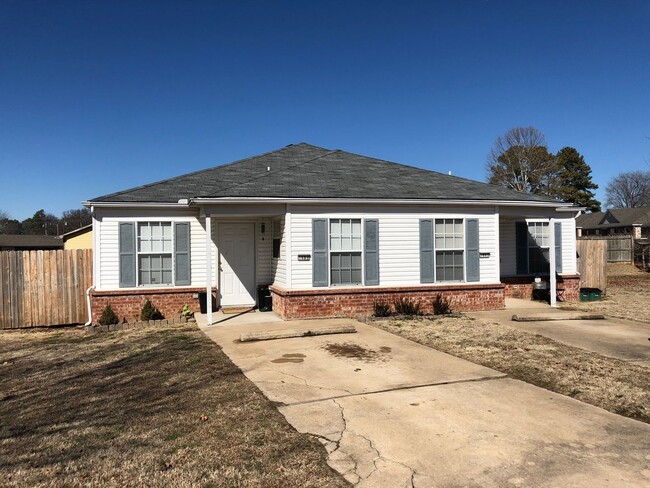 Primary Photo - 2 bedoom duplex close to the bypass
