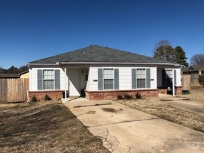 Building Photo - 2 bedoom duplex close to the bypass