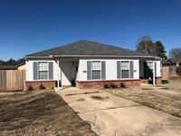 Building Photo - 2 bedoom duplex close to the bypass