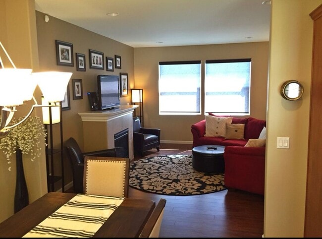 Building Photo - Beautiful Spacious 3 Bedroom/2.0 Bathroom ...