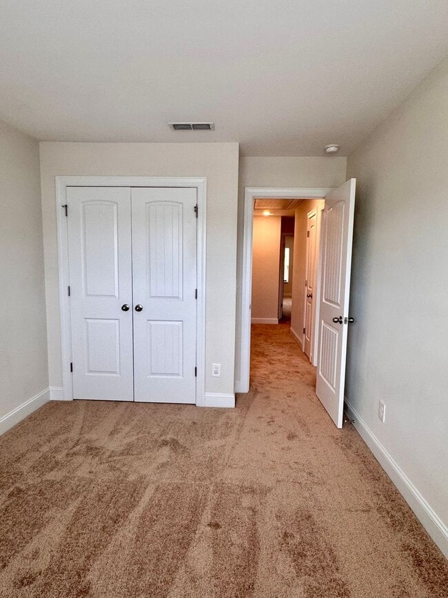 Building Photo - Convenient and Spacious Townhome