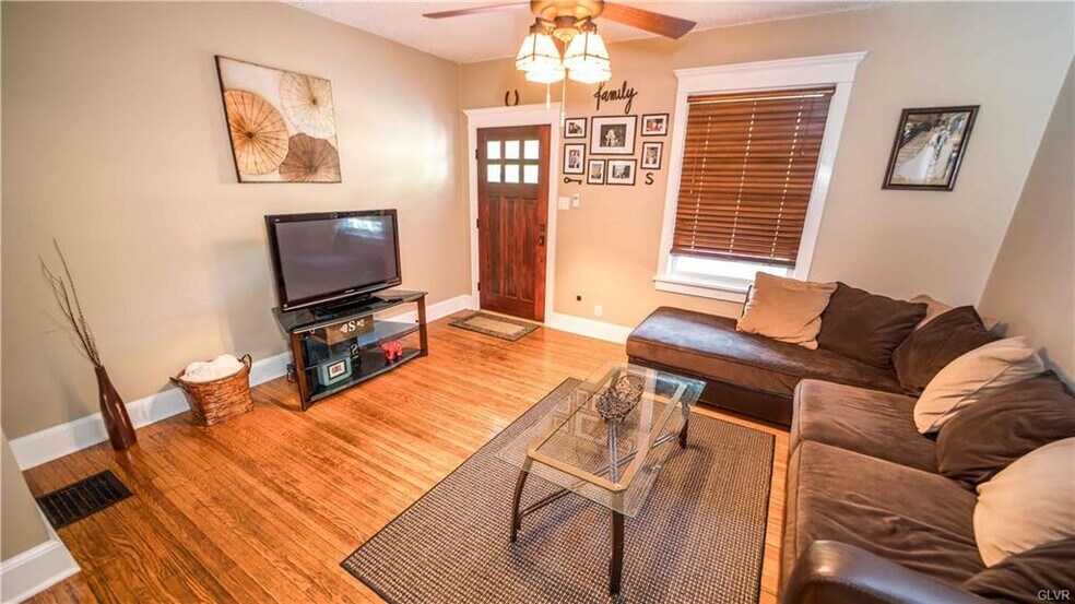living room - 908 Porter St